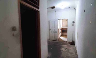 Disewakan rumah 1.5 lantai pinggi jalan Paris 2 hook Jl. Sejahtera
