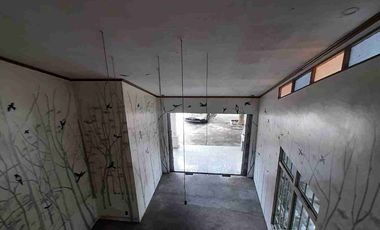 Disewakan rumah 1.5 lantai pinggi jalan Paris 2 hook Jl. Sejahtera