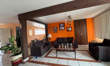 CASA EN VENTA ZONA MEDRANO, OLÍMPICA, CUCEI DE 8 HABITACIONES, TERRENO PARA NEGOCIO, DE 617 MTS2.