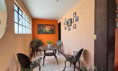 CASA EN VENTA ZONA MEDRANO, OLÍMPICA, CUCEI DE 8 HABITACIONES, TERRENO PARA NEGOCIO, DE 617 MTS2.