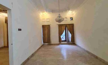 Rumah Bagus Siap Pakai Dekat Jalan Slamet Riyadi Solo.