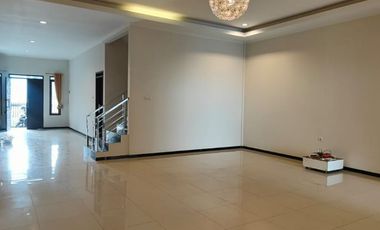 Rumah Mewah Istana Mekarwangi Semi Furnish, Lokasi Premium