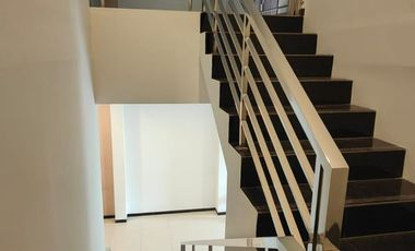 Rumah Mewah Istana Mekarwangi Semi Furnish, Lokasi Premium