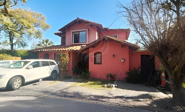 ¡Preciosa Casa en Zona Residencial Exclusiva, en un Entorno Natural!