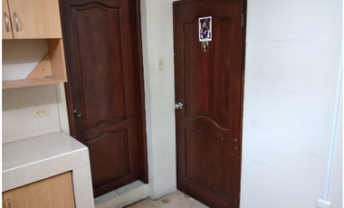 SE RENTA HABITACION PARA EJECUTIVO Y/O ESTUDIANTE UBICADA EN EL 1ER. PISO A 2 CUADRAS DE LA AV. 9 DE OCTUBRE – CENTRO DE GUAYAQUIL