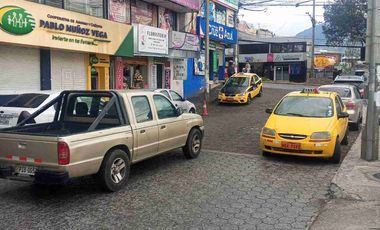 LOCAL COMERCIAL EN RENTA  DE 120 MTRS $ 900 MUY BIEN UBICADO SECTOR SUR DE QUITO. AV. MALDONADO CERCA A COMERCIAL SKY DE LA AV. MALDONADO.