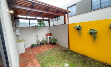 Casa de Venta de 98 mtrs / Mitad del mundo / San Antonio de Pichincha / Quito.