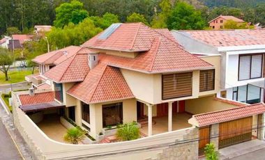 hermosa casa en venta en la Cdla de ingenieros sector Machangara cerca de totoracocha