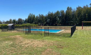 VENDO HERMOSA PARCELA DE 6900 M2 CON AMPLIA CASA CON 5 DORMITORIOS, 5 BAÑOS Y PISCINA EN HUILQUILEMU SUR