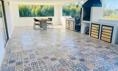 VENDO HERMOSA PARCELA DE 6900 M2 CON AMPLIA CASA CON 5 DORMITORIOS, 5 BAÑOS Y PISCINA EN HUILQUILEMU SUR