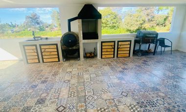 VENDO HERMOSA PARCELA DE 6900 M2 CON AMPLIA CASA CON 5 DORMITORIOS, 5 BAÑOS Y PISCINA EN HUILQUILEMU SUR