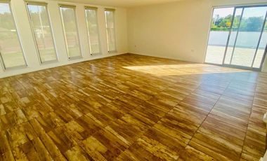 VENDO HERMOSA PARCELA DE 6900 M2 CON AMPLIA CASA CON 5 DORMITORIOS, 5 BAÑOS Y PISCINA EN HUILQUILEMU SUR