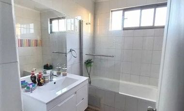 VENDO HERMOSA PARCELA DE 6900 M2 CON AMPLIA CASA CON 5 DORMITORIOS, 5 BAÑOS Y PISCINA EN HUILQUILEMU SUR