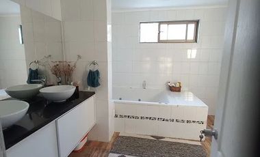 VENDO HERMOSA PARCELA DE 6900 M2 CON AMPLIA CASA CON 5 DORMITORIOS, 5 BAÑOS Y PISCINA EN HUILQUILEMU SUR