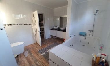 VENDO HERMOSA PARCELA DE 6900 M2 CON AMPLIA CASA CON 5 DORMITORIOS, 5 BAÑOS Y PISCINA EN HUILQUILEMU SUR