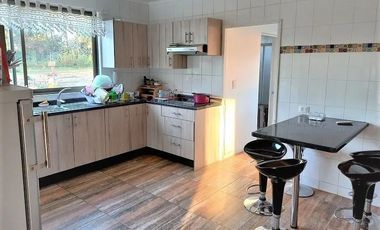 VENDO HERMOSA PARCELA DE 6900 M2 CON AMPLIA CASA CON 5 DORMITORIOS, 5 BAÑOS Y PISCINA EN HUILQUILEMU SUR