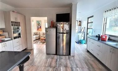 VENDO HERMOSA PARCELA DE 6900 M2 CON AMPLIA CASA CON 5 DORMITORIOS, 5 BAÑOS Y PISCINA EN HUILQUILEMU SUR