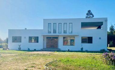 VENDO HERMOSA PARCELA DE 6900 M2 CON AMPLIA CASA CON 5 DORMITORIOS, 5 BAÑOS Y PISCINA EN HUILQUILEMU SUR