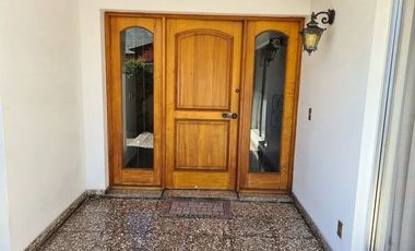 VENDO EXCELENTE CASA 5 DORMITORIOS PLENO CENTRO DE TALCA A PASOS DE SUPERMERCADO, CLINICAS Y COMERCIO EN GENERAL