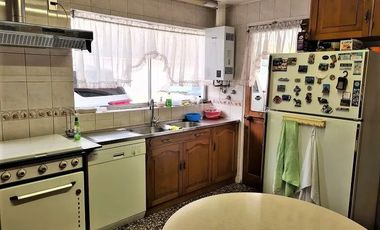 VENDO EXCELENTE CASA 5 DORMITORIOS PLENO CENTRO DE TALCA A PASOS DE SUPERMERCADO, CLINICAS Y COMERCIO EN GENERAL