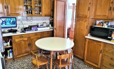 VENDO EXCELENTE CASA 5 DORMITORIOS PLENO CENTRO DE TALCA A PASOS DE SUPERMERCADO, CLINICAS Y COMERCIO EN GENERAL
