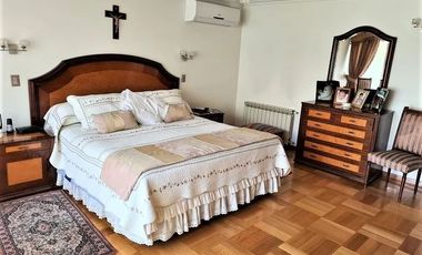 VENDO EXCELENTE CASA 5 DORMITORIOS PLENO CENTRO DE TALCA A PASOS DE SUPERMERCADO, CLINICAS Y COMERCIO EN GENERAL