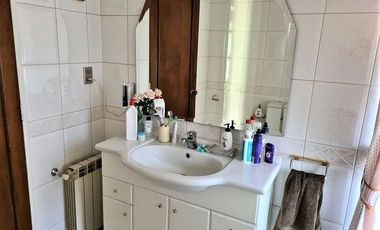 VENDO EXCELENTE CASA 5 DORMITORIOS PLENO CENTRO DE TALCA A PASOS DE SUPERMERCADO, CLINICAS Y COMERCIO EN GENERAL