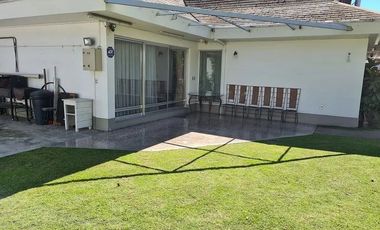 VENDO EXCELENTE CASA 5 DORMITORIOS PLENO CENTRO DE TALCA A PASOS DE SUPERMERCADO, CLINICAS Y COMERCIO EN GENERAL