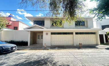 Se renta residencia dentro el fraccionamiento privado “Prados del Campestre” acabados residenciales, dos niveles construidos, 5 recamaras, alberca.