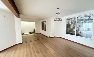 Se renta residencia dentro el fraccionamiento privado “Prados del Campestre” acabados residenciales, dos niveles construidos, 5 recamaras, alberca.