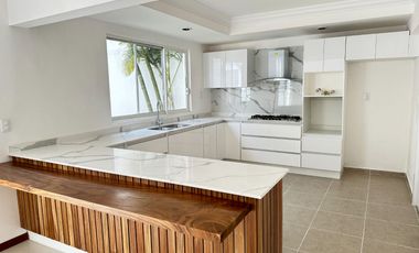 Se renta residencia dentro el fraccionamiento privado “Prados del Campestre” acabados residenciales, dos niveles construidos, 5 recamaras, alberca.