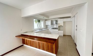 Se renta residencia dentro el fraccionamiento privado “Prados del Campestre” acabados residenciales, dos niveles construidos, 5 recamaras, alberca.