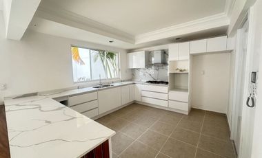 Se renta residencia dentro el fraccionamiento privado “Prados del Campestre” acabados residenciales, dos niveles construidos, 5 recamaras, alberca.