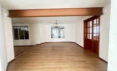 Se renta residencia dentro el fraccionamiento privado “Prados del Campestre” acabados residenciales, dos niveles construidos, 5 recamaras, alberca.