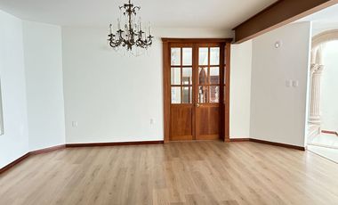 Se renta residencia dentro el fraccionamiento privado “Prados del Campestre” acabados residenciales, dos niveles construidos, 5 recamaras, alberca.