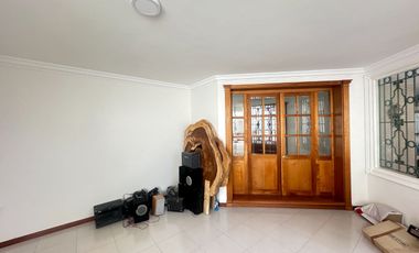 Se renta residencia dentro el fraccionamiento privado “Prados del Campestre” acabados residenciales, dos niveles construidos, 5 recamaras, alberca.