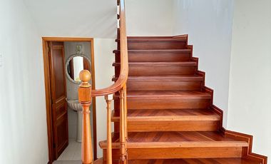 Se renta residencia dentro el fraccionamiento privado “Prados del Campestre” acabados residenciales, dos niveles construidos, 5 recamaras, alberca.