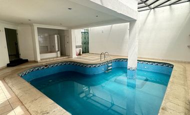 Se renta residencia dentro el fraccionamiento privado “Prados del Campestre” acabados residenciales, dos niveles construidos, 5 recamaras, alberca.