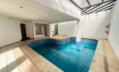 Se renta residencia dentro el fraccionamiento privado “Prados del Campestre” acabados residenciales, dos niveles construidos, 5 recamaras, alberca.