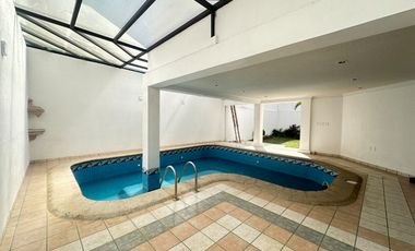 Se renta residencia dentro el fraccionamiento privado “Prados del Campestre” acabados residenciales, dos niveles construidos, 5 recamaras, alberca.