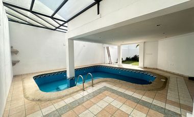 Se renta residencia dentro el fraccionamiento privado “Prados del Campestre” acabados residenciales, dos niveles construidos, 5 recamaras, alberca.