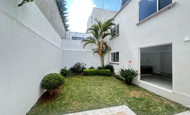 Se renta residencia dentro el fraccionamiento privado “Prados del Campestre” acabados residenciales, dos niveles construidos, 5 recamaras, alberca.