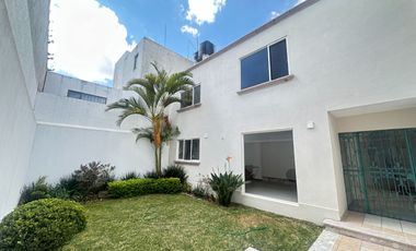 Se renta residencia dentro el fraccionamiento privado “Prados del Campestre” acabados residenciales, dos niveles construidos, 5 recamaras, alberca.