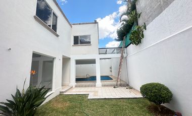 Se renta residencia dentro el fraccionamiento privado “Prados del Campestre” acabados residenciales, dos niveles construidos, 5 recamaras, alberca.