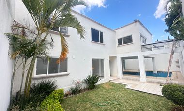 Se renta residencia dentro el fraccionamiento privado “Prados del Campestre” acabados residenciales, dos niveles construidos, 5 recamaras, alberca.