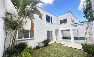 Se renta residencia dentro el fraccionamiento privado “Prados del Campestre” acabados residenciales, dos niveles construidos, 5 recamaras, alberca.