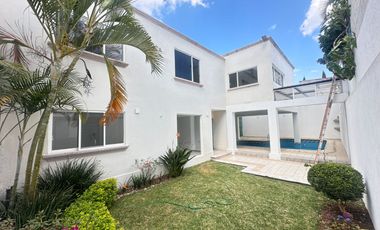 Se renta residencia dentro el fraccionamiento privado “Prados del Campestre” acabados residenciales, dos niveles construidos, 5 recamaras, alberca.