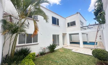 Se renta residencia dentro el fraccionamiento privado “Prados del Campestre” acabados residenciales, dos niveles construidos, 5 recamaras, alberca.