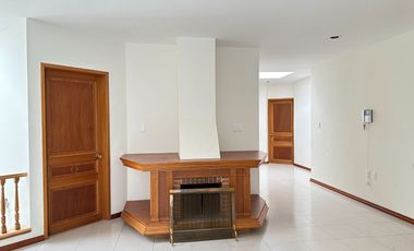 Se renta residencia dentro el fraccionamiento privado “Prados del Campestre” acabados residenciales, dos niveles construidos, 5 recamaras, alberca.