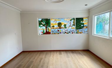 Se renta residencia dentro el fraccionamiento privado “Prados del Campestre” acabados residenciales, dos niveles construidos, 5 recamaras, alberca.